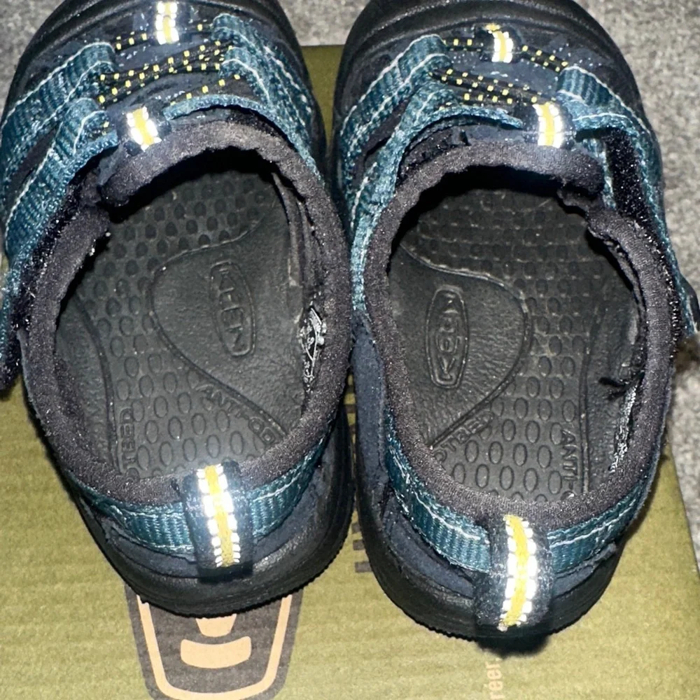 Keen Kids Navy and Yellow-Accent Closed-Toe Sandals - Picture 4 of 5
